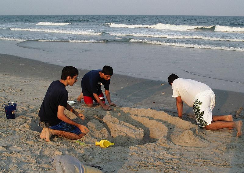 IMGP1417.JPG - Hmm ... is it me or is something cooking in the sand .. that only boys could think of :-)